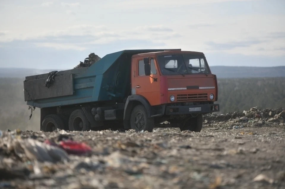 КАМАЗ загорелся после атаки дрона ВСУ на окраине Шебекино Белгородской области.