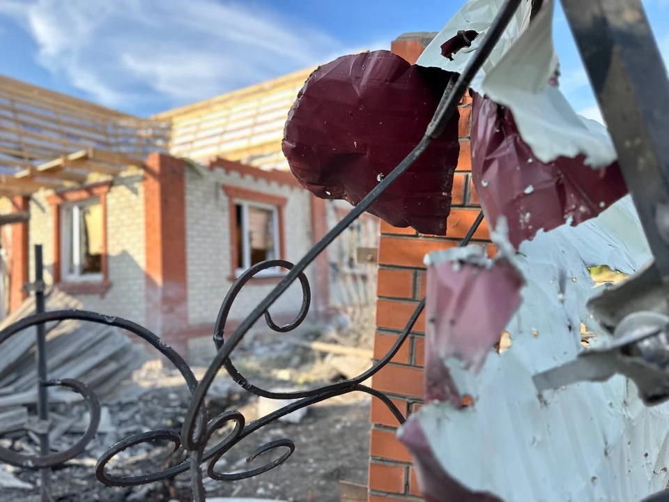 Семь частных домов повреждены после обстрела ВСУ по селу в Белгородской области.