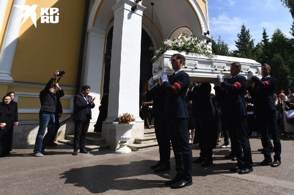 Актрису Заворотнюк похоронили на аллее деятелей искусств Троекуровского кладбища