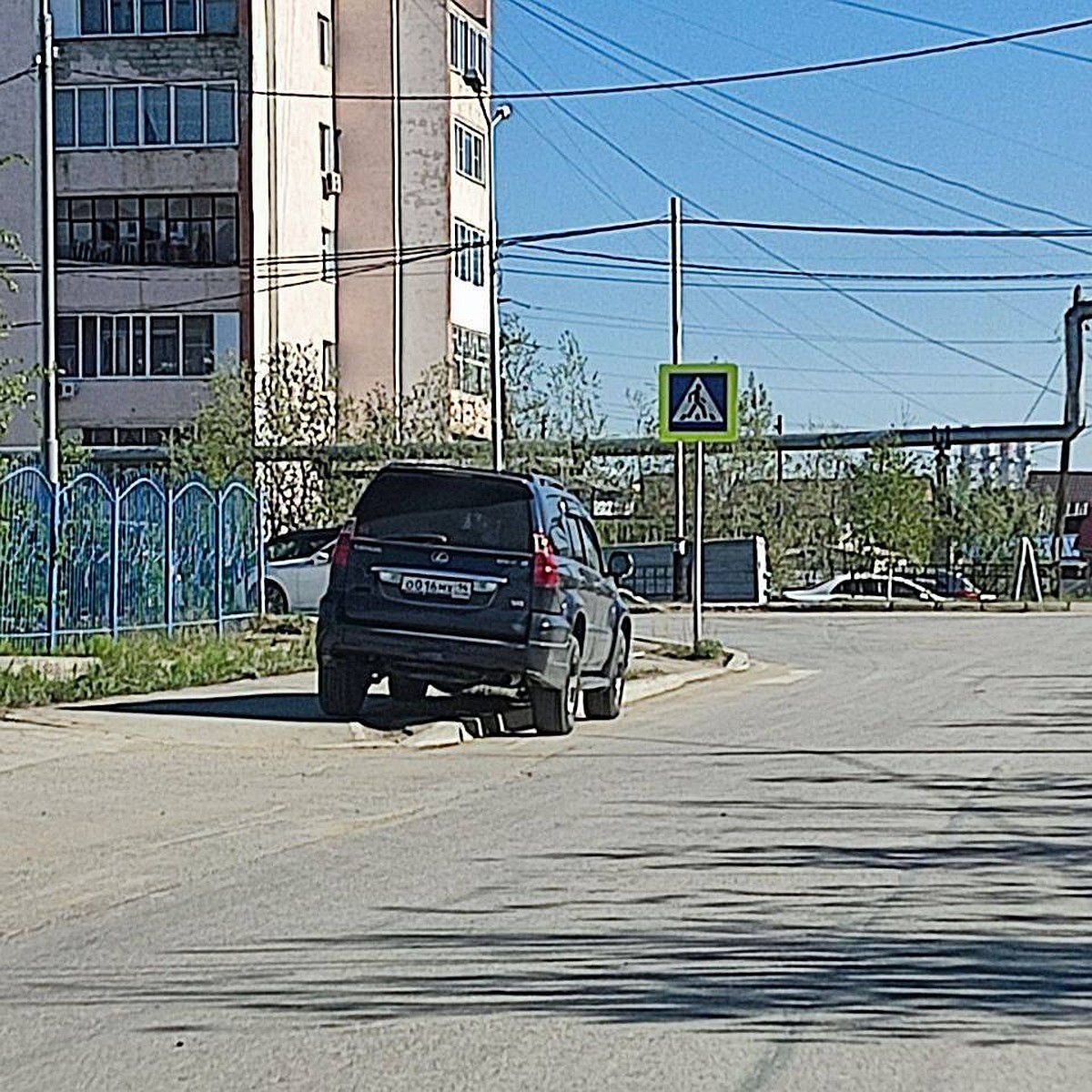 Припарковались на тротуаре: два нарушения ПДД зафиксировали очевидцы из  Якутска - KP.RU