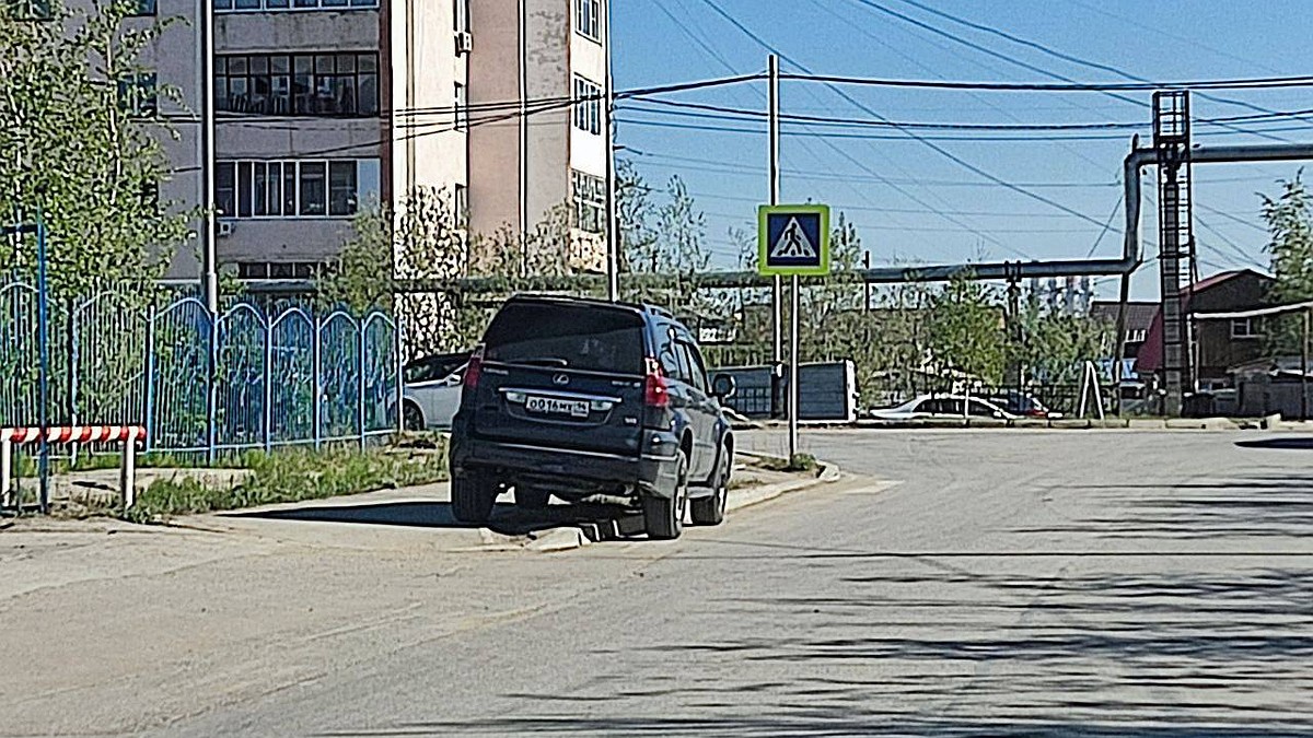 Припарковались на тротуаре: два нарушения ПДД зафиксировали очевидцы из  Якутска - KP.RU