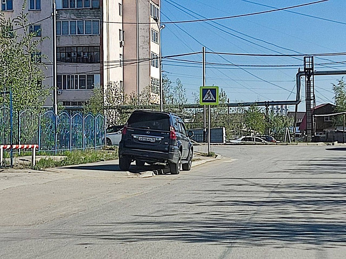 Припарковались на тротуаре: два нарушения ПДД зафиксировали очевидцы из  Якутска - KP.RU