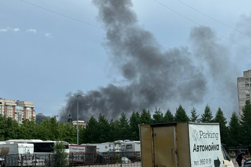 Строящаяся школа загорелась на Васильевском острове днем 2 июня.