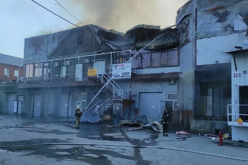 Оловозаводскую улицу перекрыли в Новосибирске из-за крупного пожара на складе. Фото: ГУ МЧС НСО.