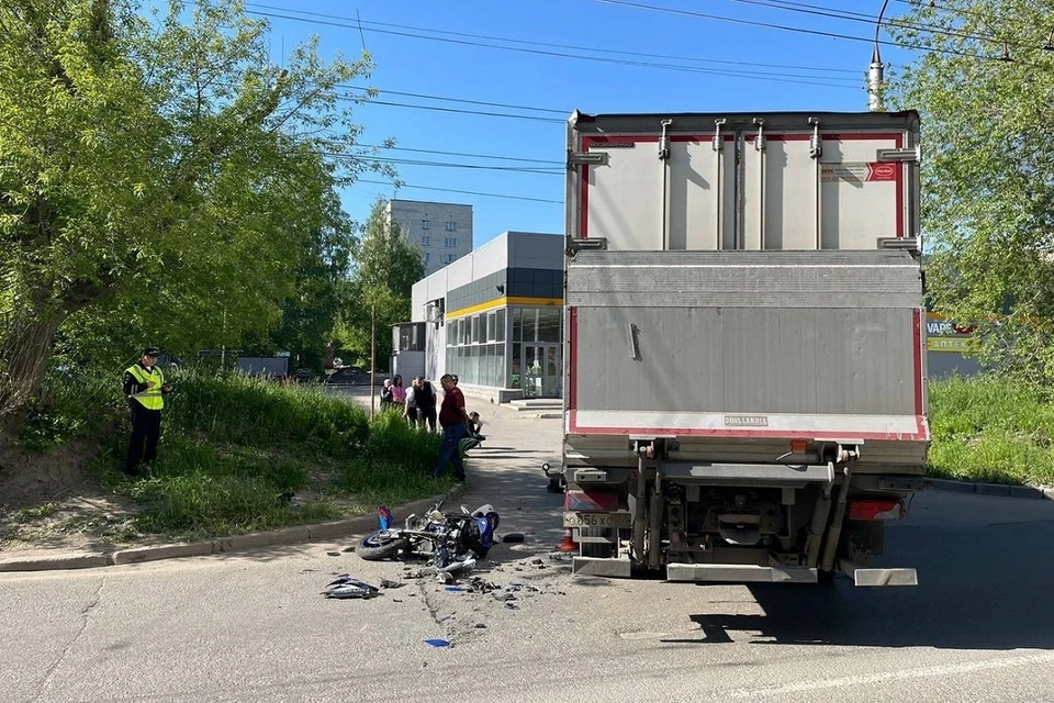 В Кировском районе мотоциклист влетел в грузовик. Фото: Госавтоинспекция Новосибирской области.