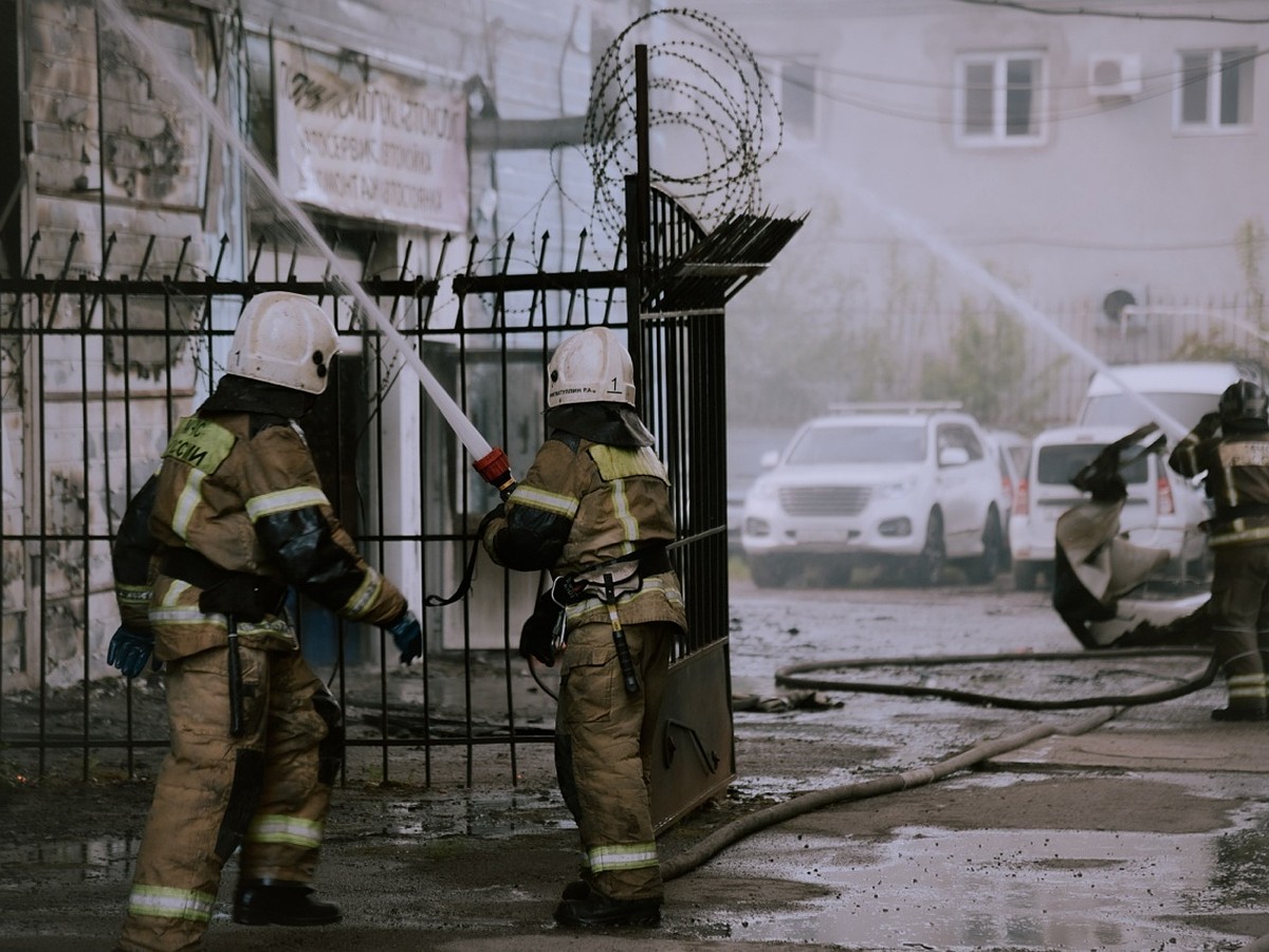 В МЧС узнали причину вчерашнего страшного пожара на улице Советской в  Томске - KP.RU