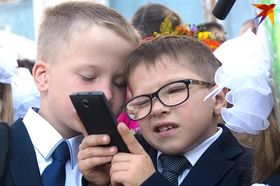 Минобразования Беларуси сказало, можно ли детям пользоваться телефонами в лагерях. Снимок носит иллюстративный характер.
