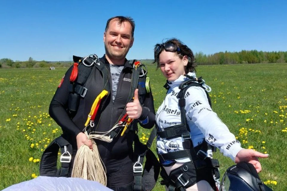 Прыжок с парашютом Жанне подарил Президент Федерации парашютного спорта Пермского края Александр Чернышов.