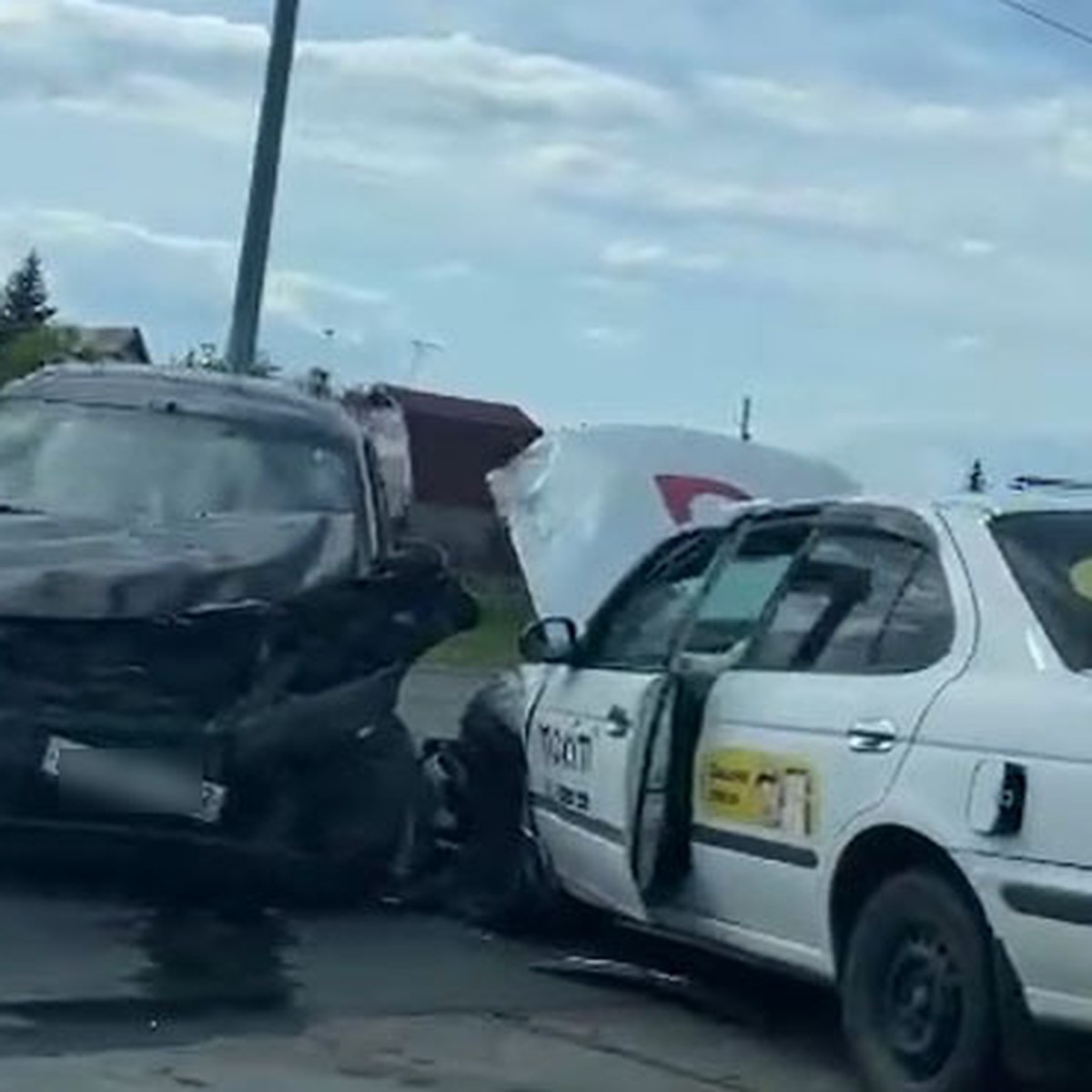 Массовое ДТП с такси произошло на Змеиногорском тракте в Барнауле - KP.RU