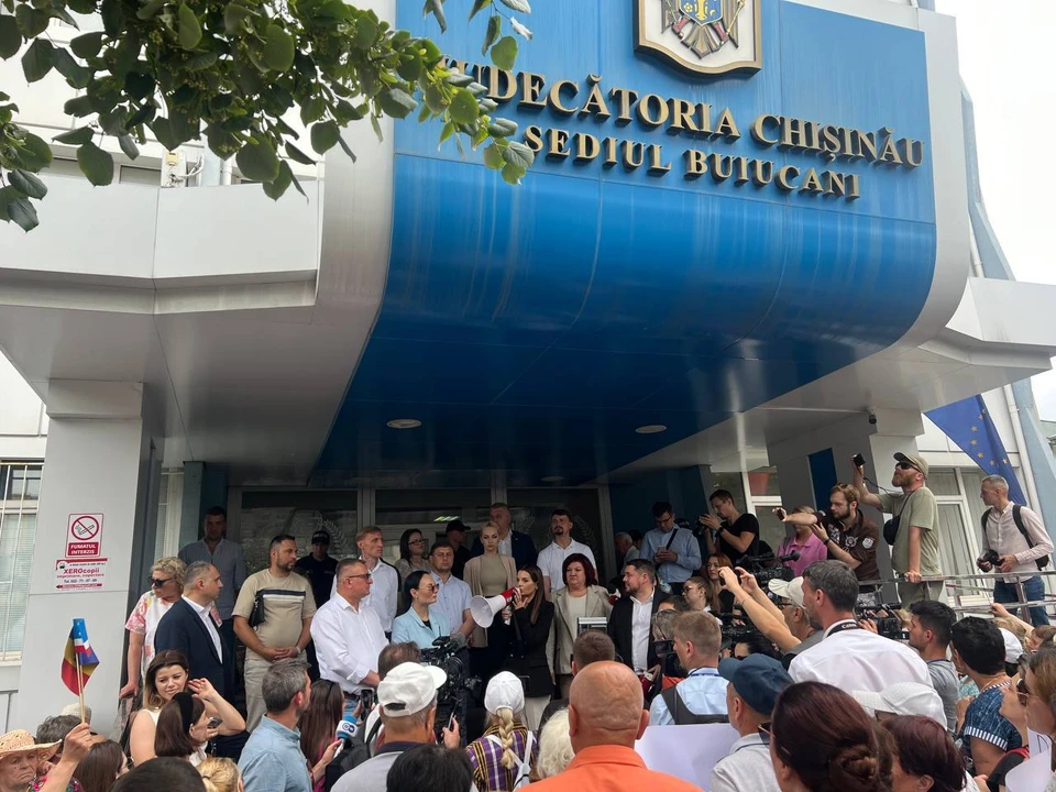 Новый масштабный протест прошел у здания Кишиневского суда сектора Буюкань