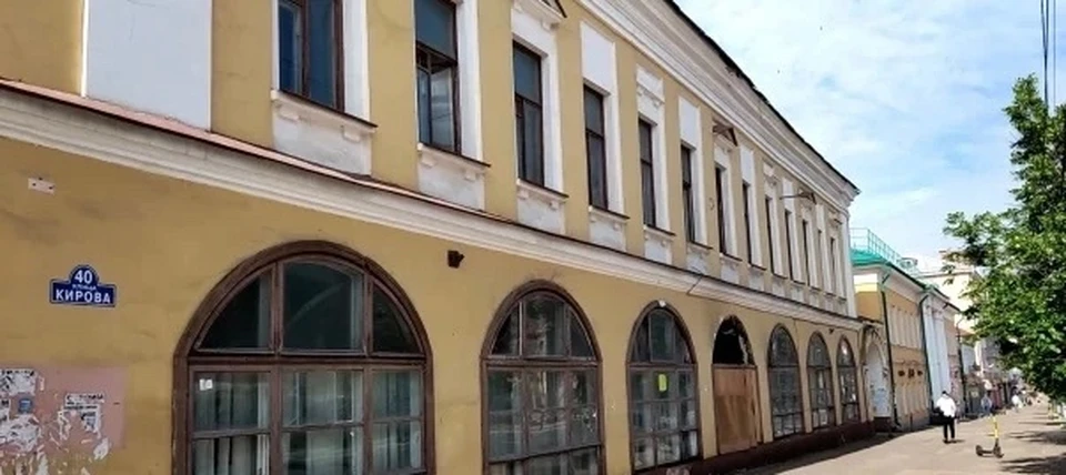 Вандалы уродуют бывшее здание скорой помощи в центре Калуги