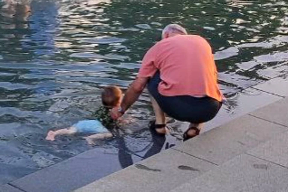 Мужчина учил ребенка плавать Фото: t.me/park_galitskogo