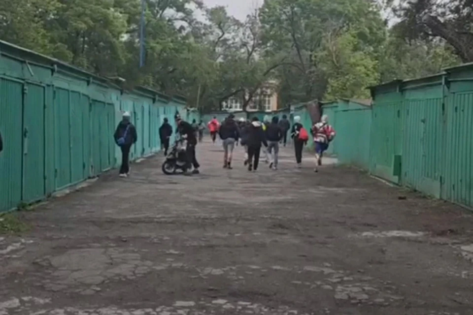 Подростки снимали избиение школьника на видео. Фото: принтскрин видео vtoryakvdk.