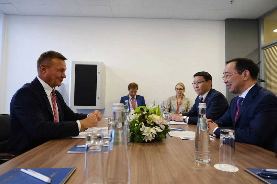 Состоялась встреча с министром транспорта РФ. Фото: пресс-служба главы Якутии.
