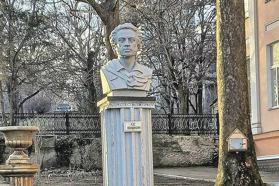Памятник поэту в Мелитополе тоже не дали в обиду. Сегодня он каждое утро встречает студентов МелГУ.