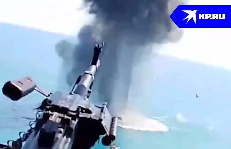Видео уничтожения катера ВСУ с борта вертолёта в Чёрном море показало Минобороны, фото: кадр из видео