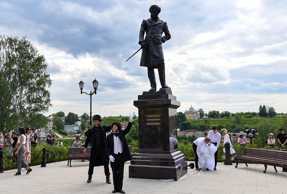 Открытие памятника поэту прошло с театрализованным представлением.