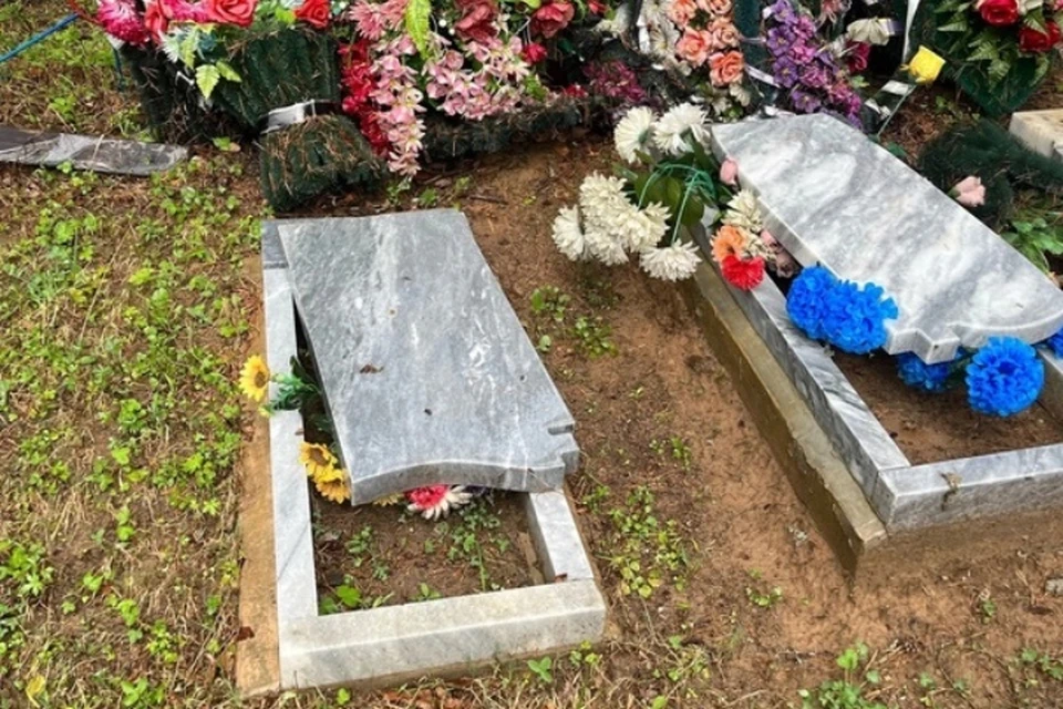 Вандалы сломали надгробия на местном кладбище. Фото: группа ВК Подслушано Чердынь.