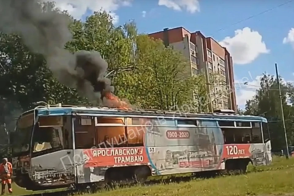 В Ярославле загорелся трамвай №5. Скриншот с видео, группа "Подслушано в Ярославле"