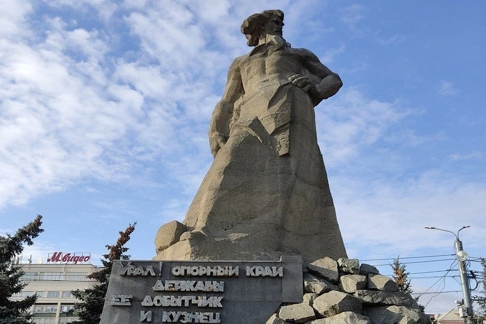 Памятник «Сказ об Урале» на Привокзальной площади начали ремонтировать этой весной.