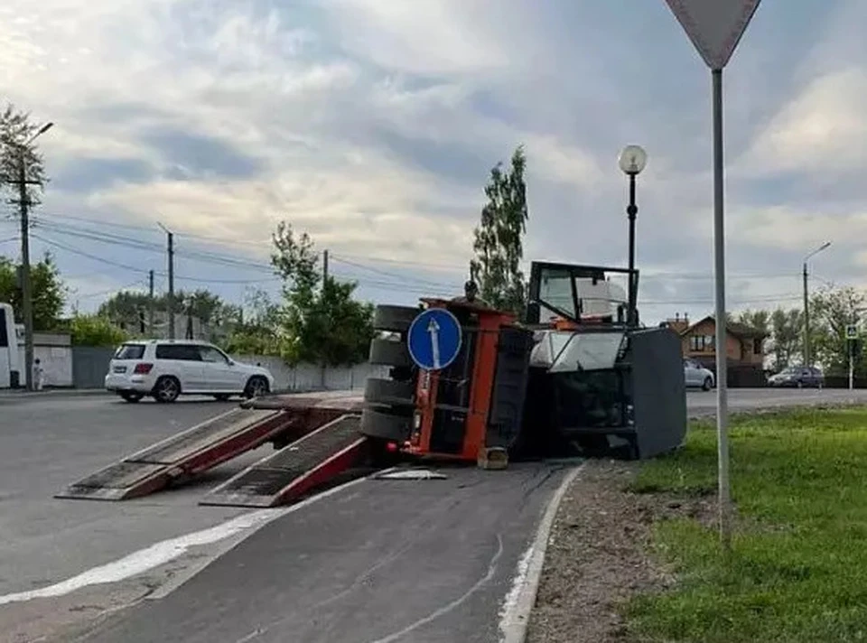В Туле рядом с поселком Менделеевский опрокинулся дорожный каток. Фото: «Тула Life».