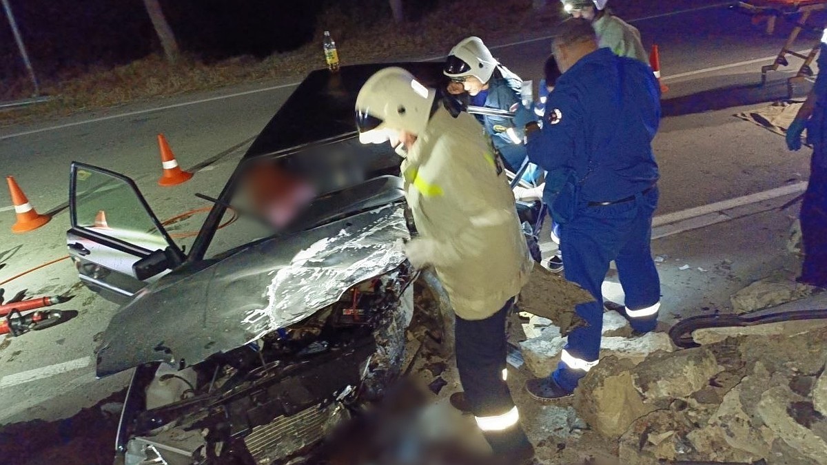 В Бахчисарайском районе ВАЗ влетел в опорную стену, водителя зажало в  салоне - KP.RU