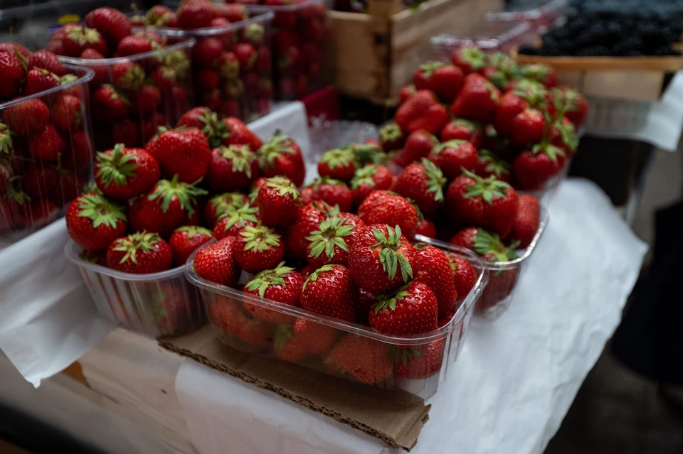 В начале лета чаще попадается российская клубника, а потом ягоды привозят из других стран.