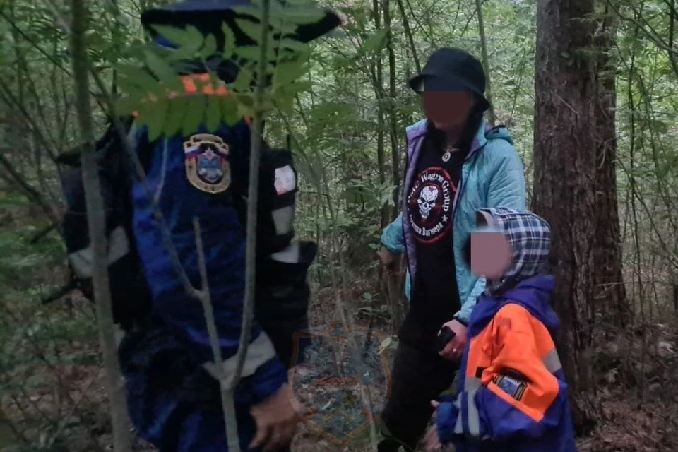 Женщину и ребенка вывели из леса и передали сотрудникам полиции. Фото: t.me/acclenobl