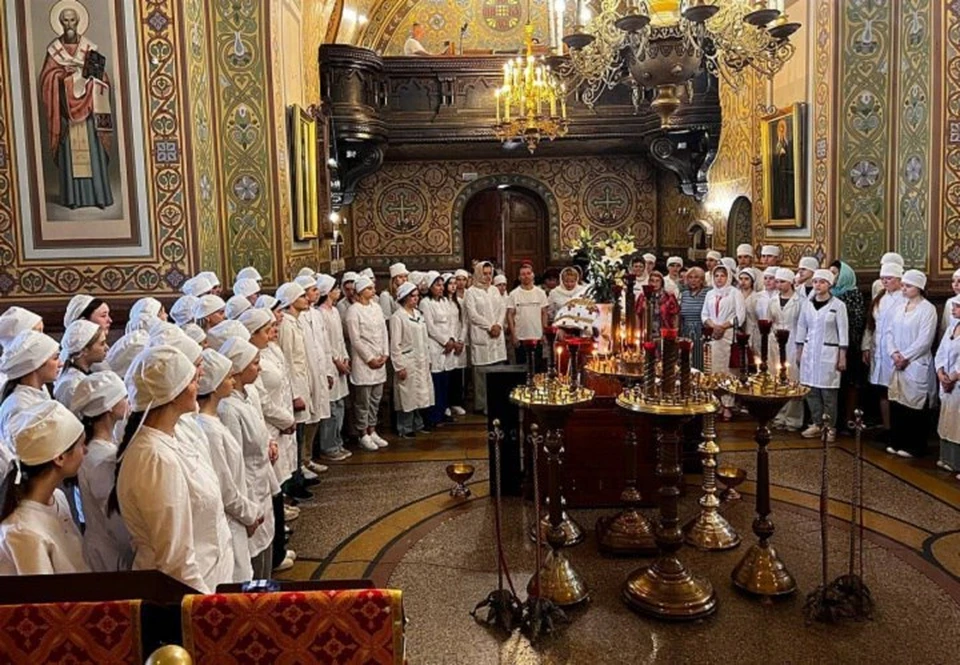 Освящение белых халатов в храме Симферополя. Фото: Минздрав Крыма