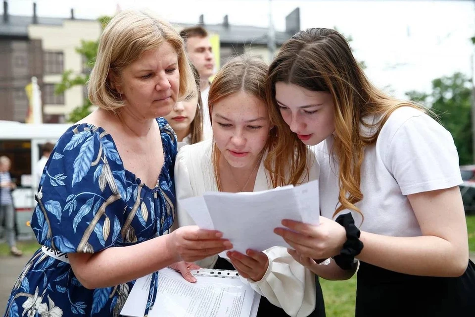 Выпускники узнают результаты экзаменов. Фото: пресс-службы администрации Краснодарского края.