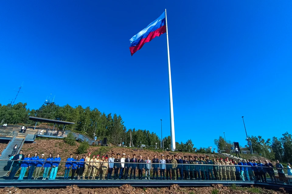 В Красноярске на Николаевской сопке подняли российский триколор