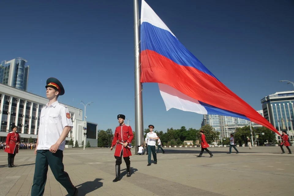 Государственный флаг подняли в Краснодаре в День России Фото: пресс-служба городской администрации