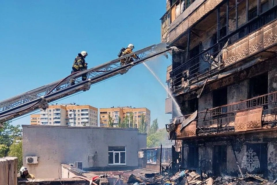 Сотрудники МЧС России по ДНР потушили пожар в многоэтажке в Мариуполе. Фото: МЧС России
