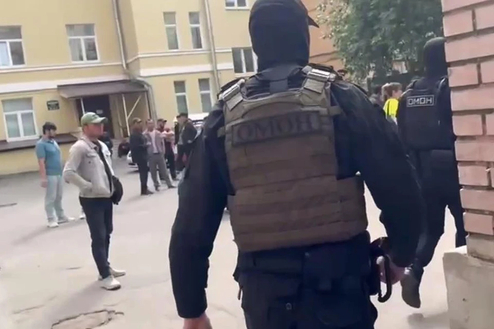 Силовики пришли в центр тестирования иностранцев. Фото: кадр из видео.