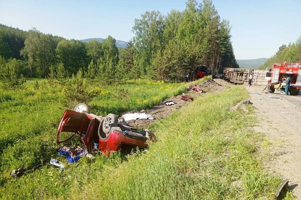 В легковой машине выжил только ребенок. Фото: пресс-служба ГАИ Челябинской области.