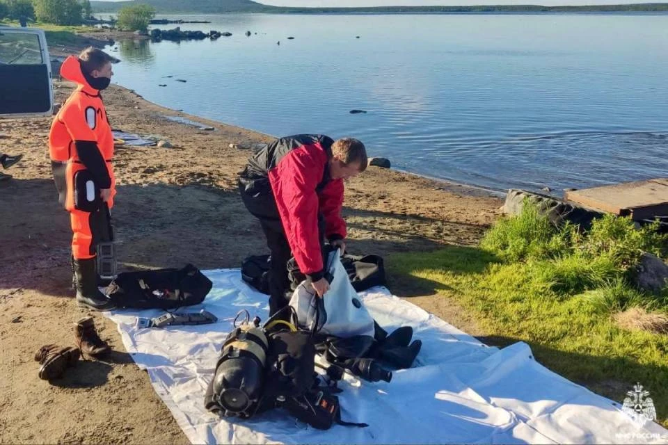 Водолазы обследовали место крушения самолета. Фото: МЧС России по Мурманской области