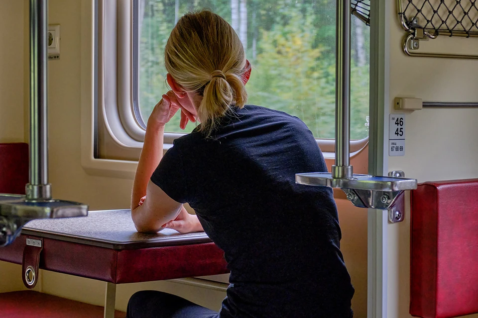 В России действуют новые правила для пассажиров железной дороги - например, те, кто едет в поезде на верхней полке, имеют право два часа в день сидеть на нижней, причём за столом