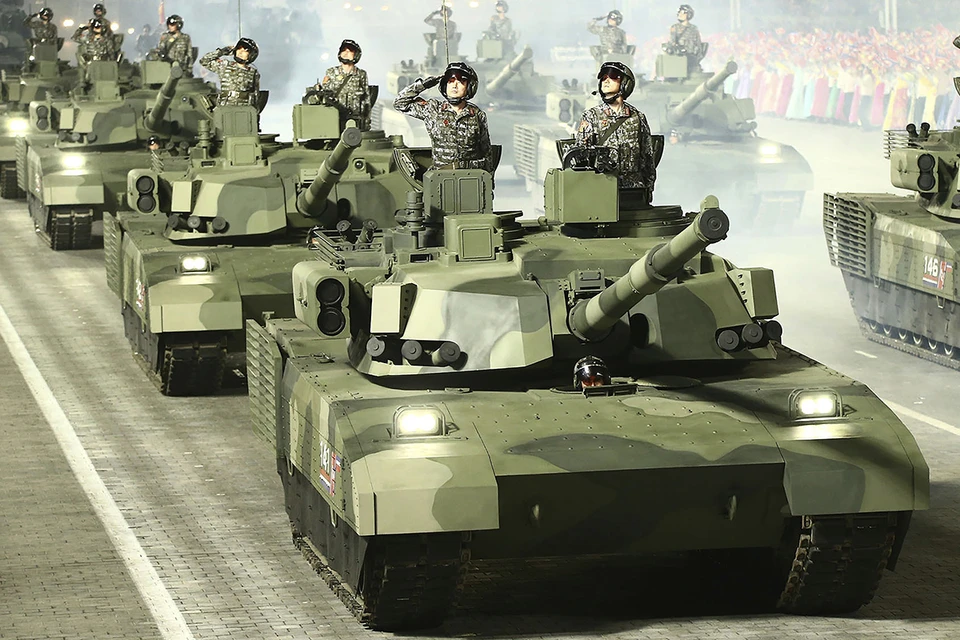 Северокорейские танкисты на параде в Пхеньяне.