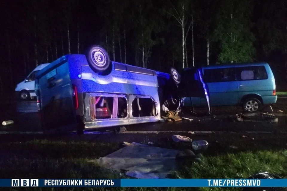 Под Барановичами микроавтобус врезался в грузовик, один человек погиб. Фото: телеграм-канал МВД Беларуси