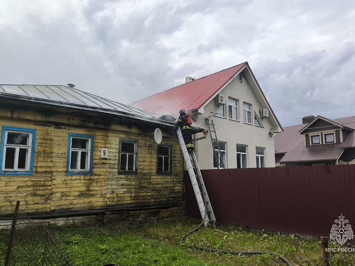 В Суздале пенсионерку вынесли на руках из горящего деревянного дома - KP.RU