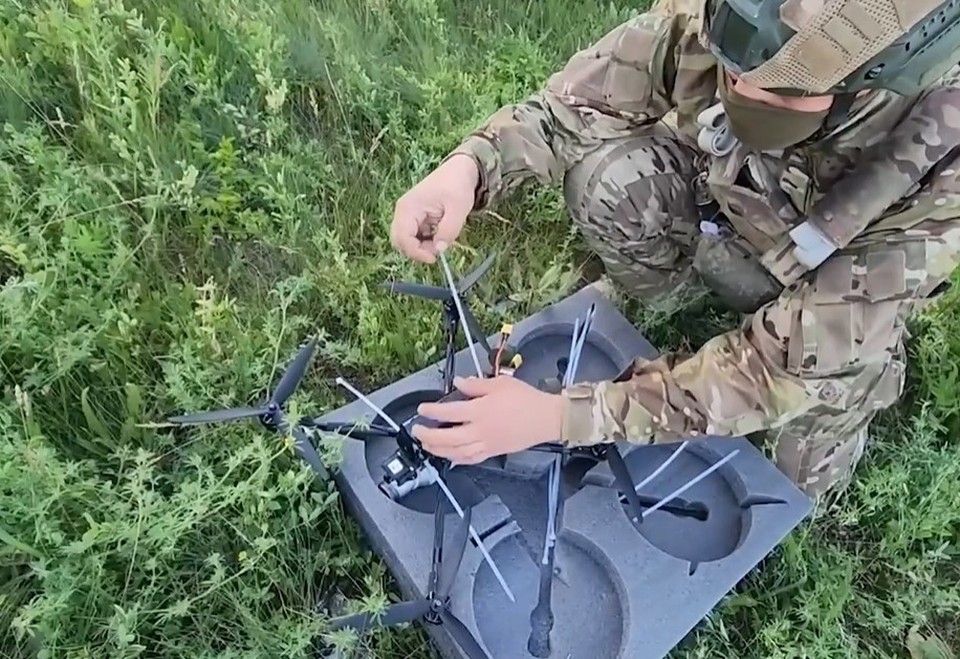 Операторы дронов на Ореховском направлении не успевают изготавливать боеприпасы впрок