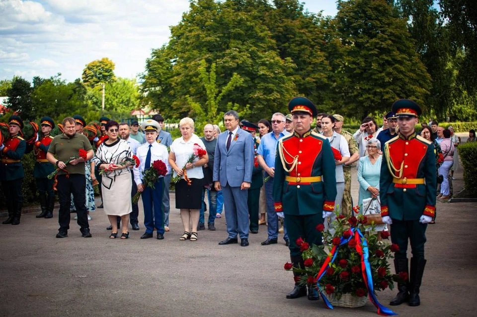 Пасечник возложил цветы к Братской могиле в сквере имени 9 Мая, где захоронены останки воинов-освободителей Луганска. ФОТО: тг-канал Леонида Пасечника