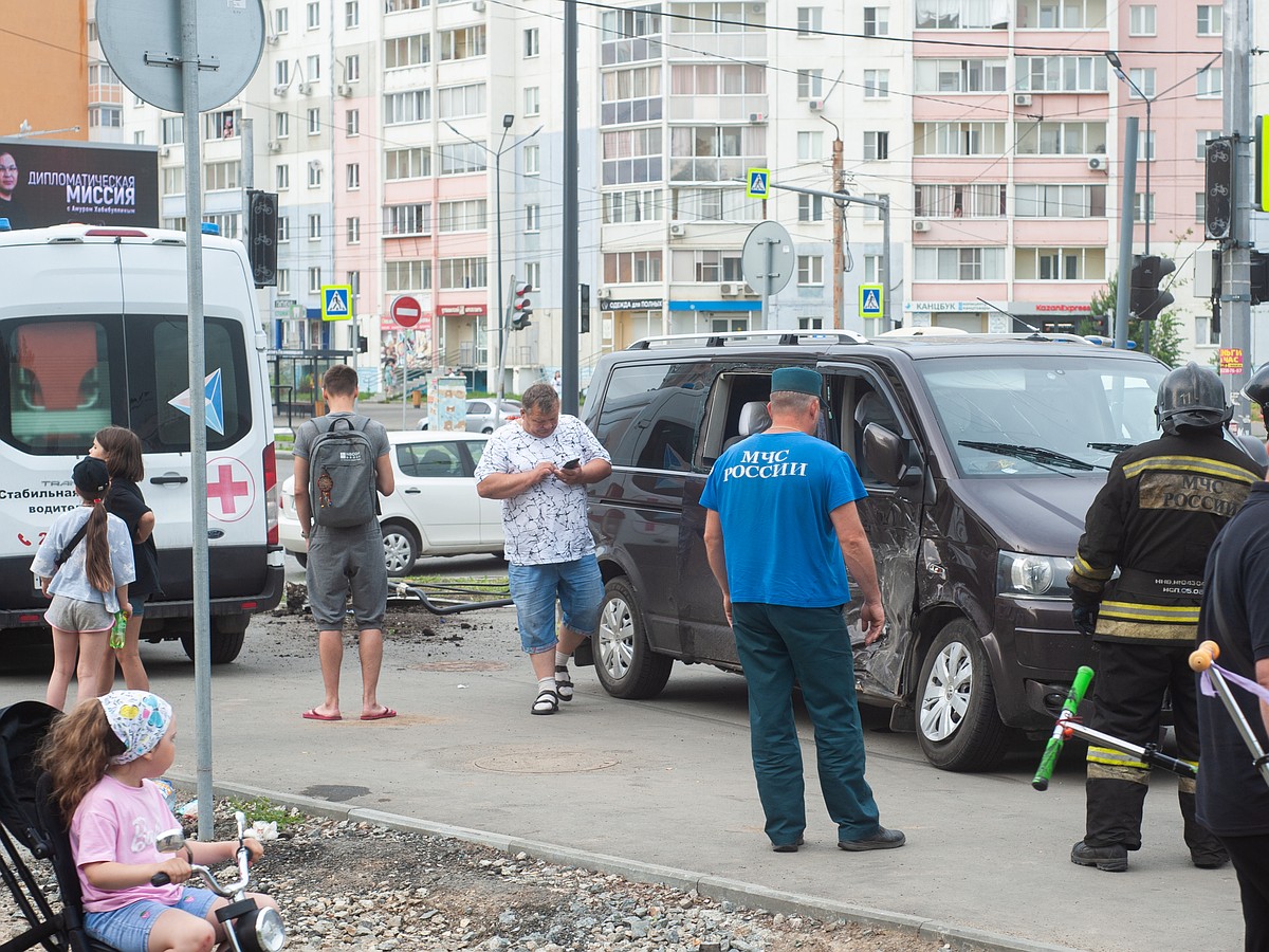 От удара смяло дверь: в Челябинске пассажир вылетел из фургона при  столкновении с кроссовером - KP.RU