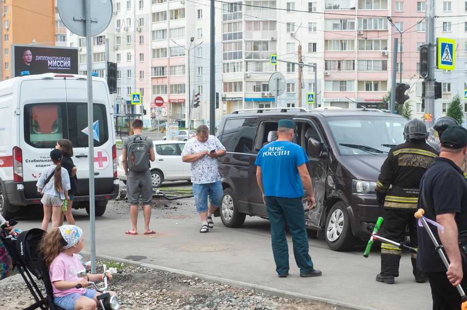 На место аварии приехали медики, МЧС и полицейские