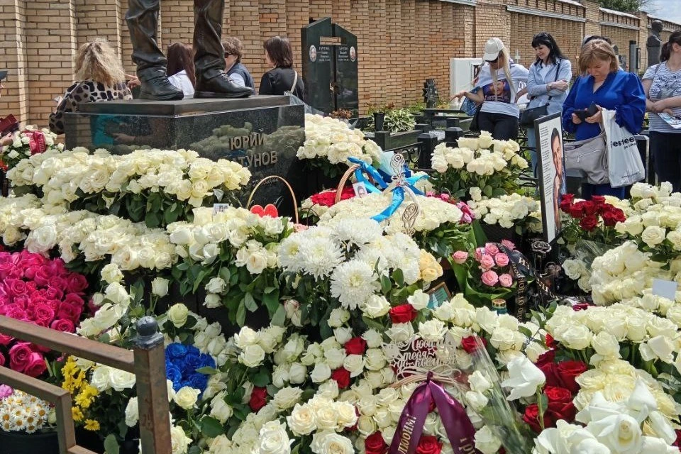 Могила Юрия Шатунова утонула в цветах