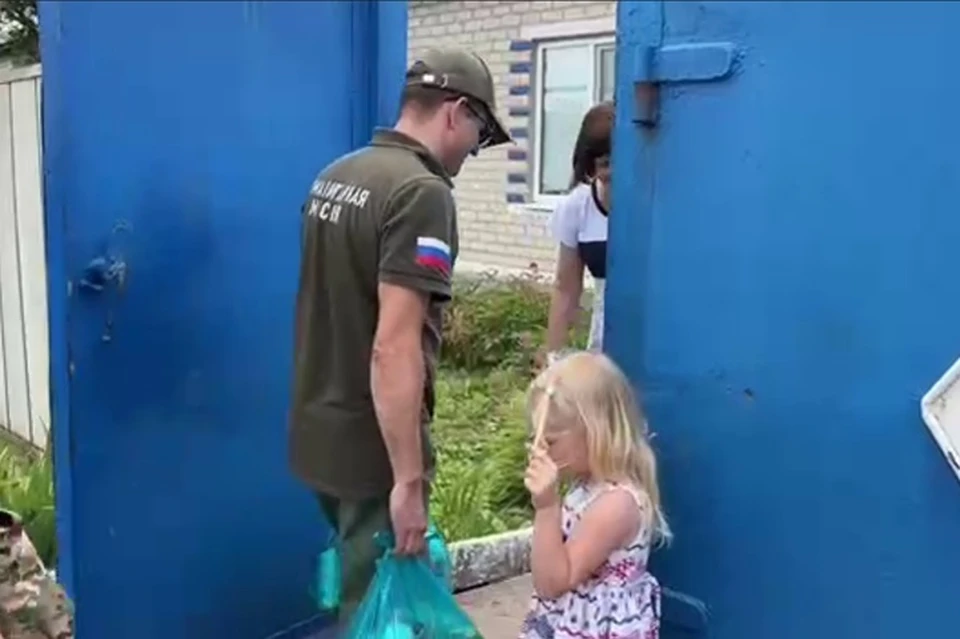Волонтеры Народного Фронта ЛНР привезли жителям Северодонецка гуманитарную помощь. Фото - скрин из видео Народного Фронта ЛНР