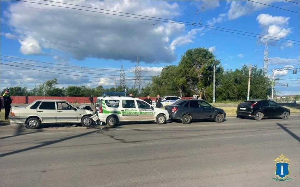 На проспекте Дружбы Народов водитель «ВАЗа» собрал паровозик из автомобилей. Фото Госавтоинспекция УО