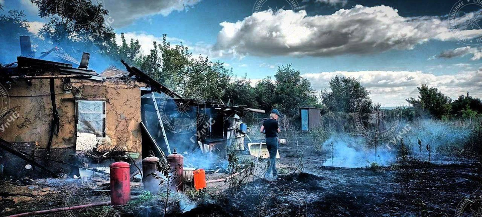 Пожарные предотвратили взрыв газовых баллонов. Фото: МВД Приднестровья.