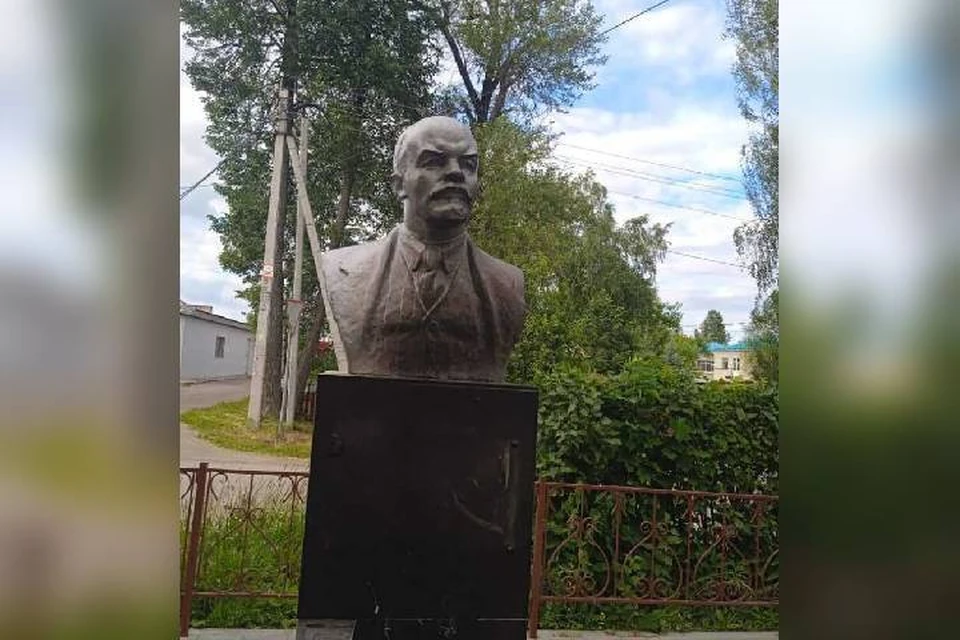 Вандалы подожгли памятник Ленину в Тоншаеве Нижегородской области. Фото: сайт НРО КПРФ