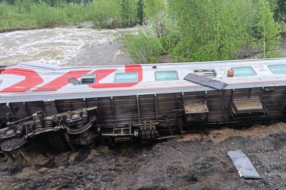 Около 70 пассажиров пострадали при сходе вагонов поезда с рельсов в Коми